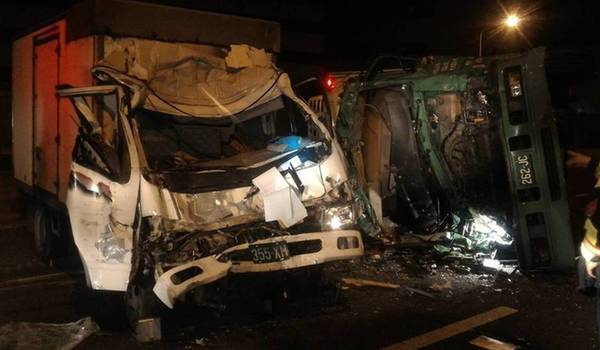 台湾1号高速公路货车追尾 致1死3伤
