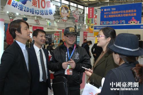 陈志华会长(左一)在向前来洽谈者介绍这次台湾动漫展的特点