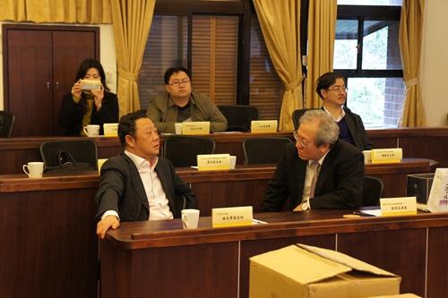 曲木史哈(左一)与徐源泰(右一)深入交流