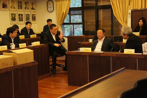巴中市委书记冯键(左二)、成都市副市长刘宏葆(左一)分别介绍当地康养资源