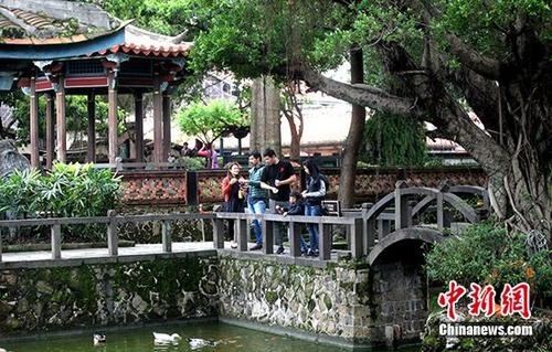 如今，板桥林家花园对公众免费开放，游人可自由漫步其间。 <a target='_blank' href='http://www.chinanews.com/'><p align=