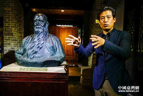 两岸新媒体参访团走进于右任故居纪念馆。(中国台湾网刘莹摄)