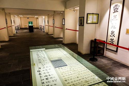 两岸新媒体参访团走进于右任故居纪念馆。(中国台湾网刘莹摄)