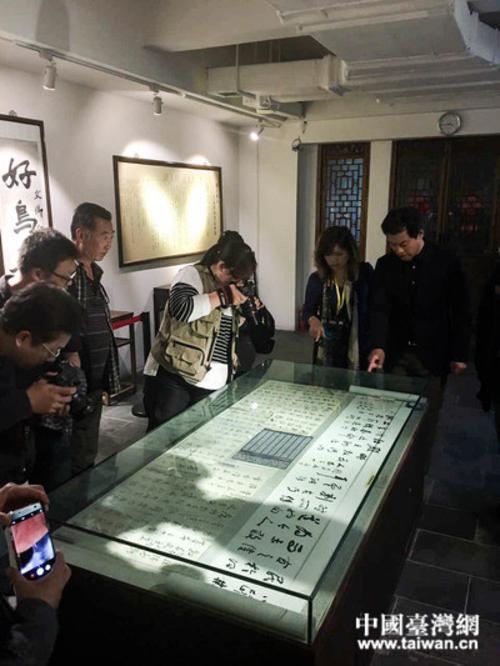 两岸新媒体参访团走进于右任故居纪念馆。(中国台湾网刘莹摄)
