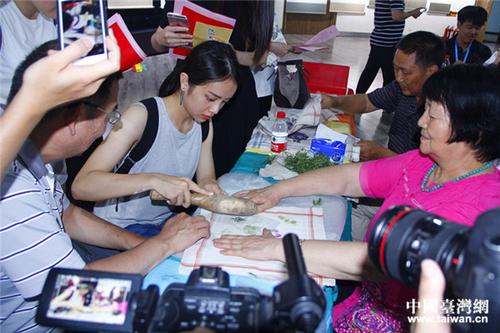 河南省级非物质文化遗产项目捶草印花技艺和民间剪纸的代表性传承人朱秀云,正在教大家捶草印花技艺。