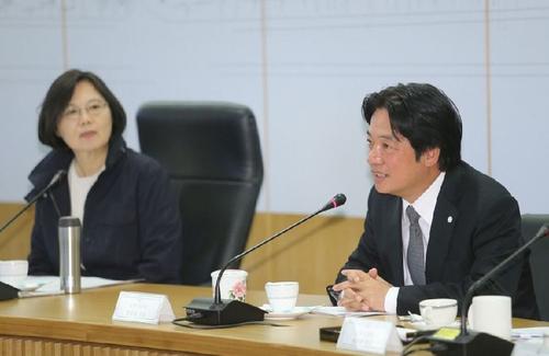 赖清德“被拱”上位 民进党谁还在乎蔡英文