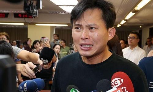 “一例一休”落泪 黄国昌被封“国昌假哭”
