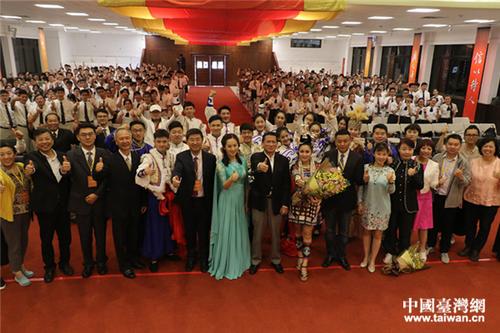 中央民族大学、北京戏曲艺术职业学院、忠信学校的师生共同合影。