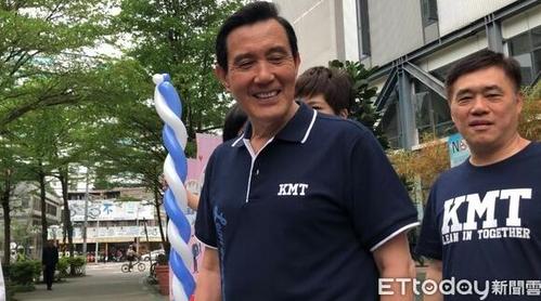 马英九（左一）。