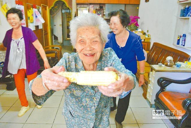 台106岁老人讲述长命经验轻松啃玉米不输年轻人