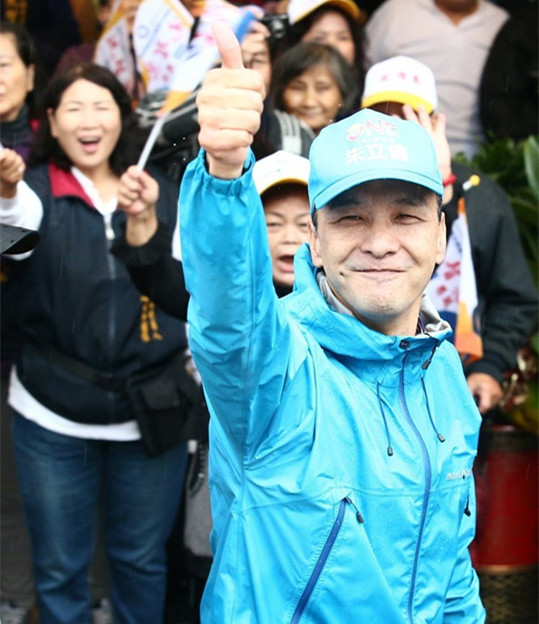 朱立伦台中冒雨扫街：拼到底 一定会赢（图）