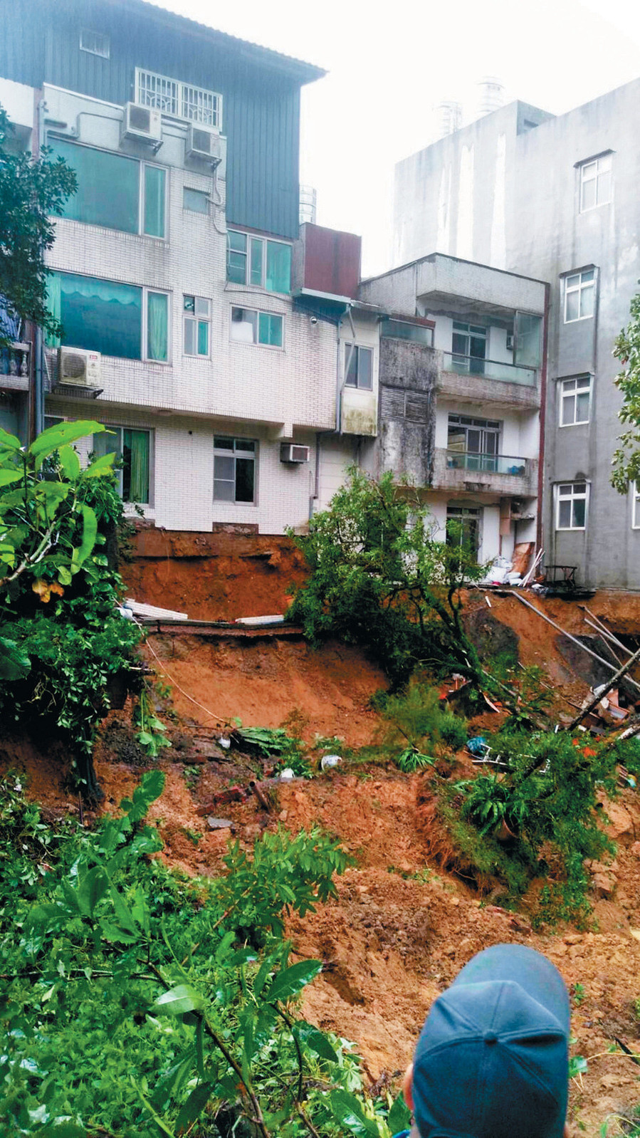 臺灣新北汐止區連日大雨釀災 地基被掏空(圖)