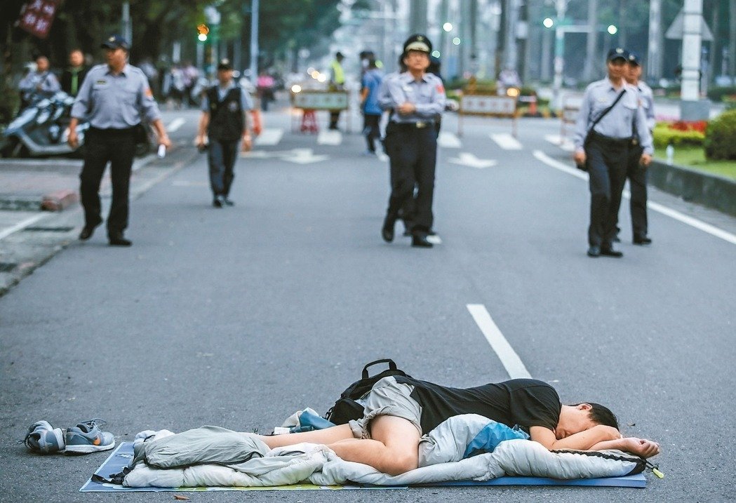 撤告太阳花严惩军公教 蔡遭批滥用民粹者终被民粹噬